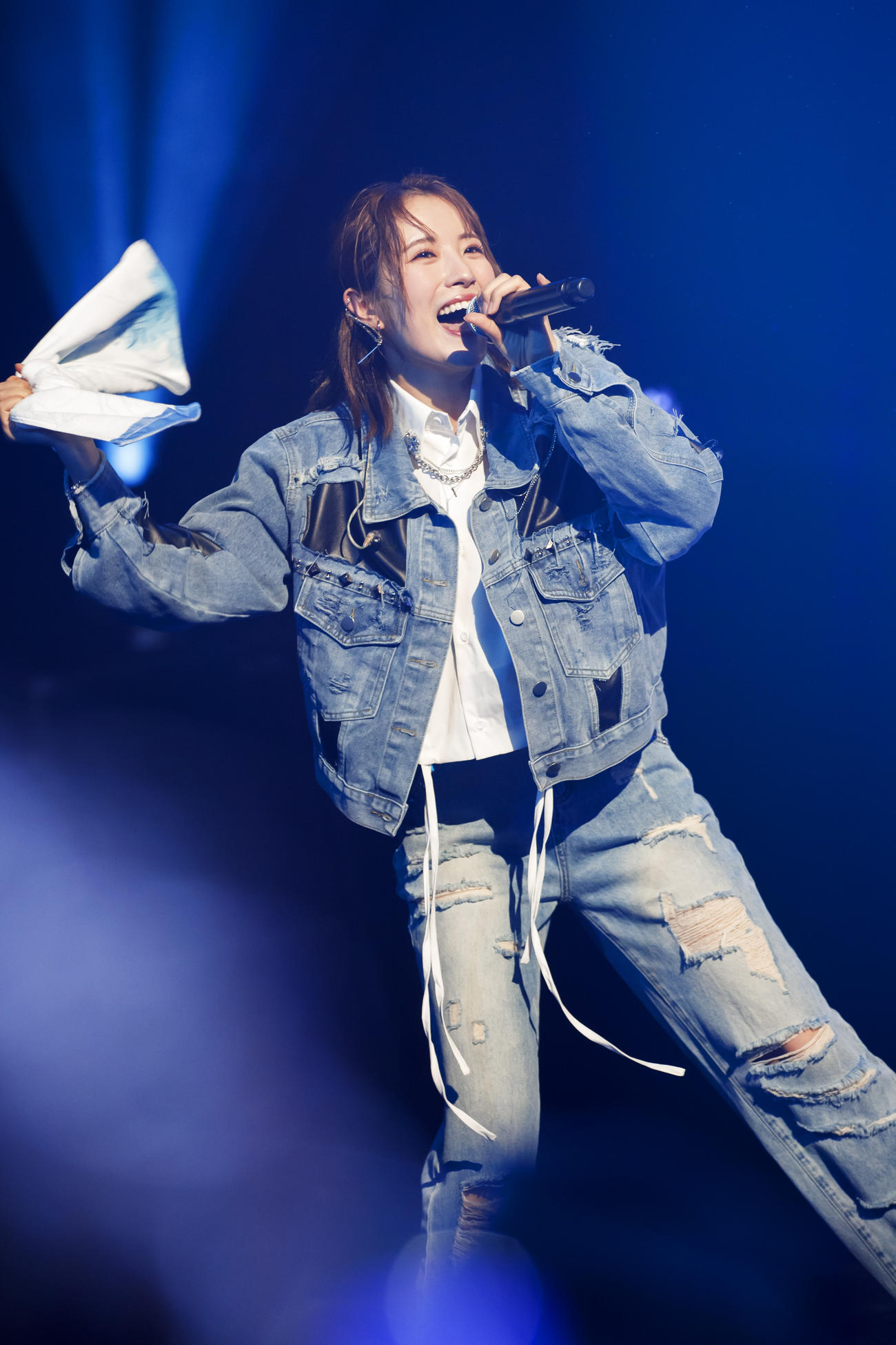 初ソロコンサートで歌う小嶋花梨（C）Showtitle