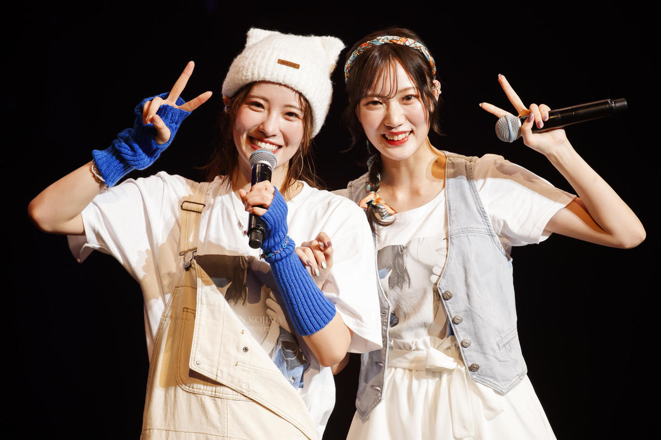 小嶋花梨（左）のコンサートにゲスト出演した眞鍋杏樹（C）Showtitle