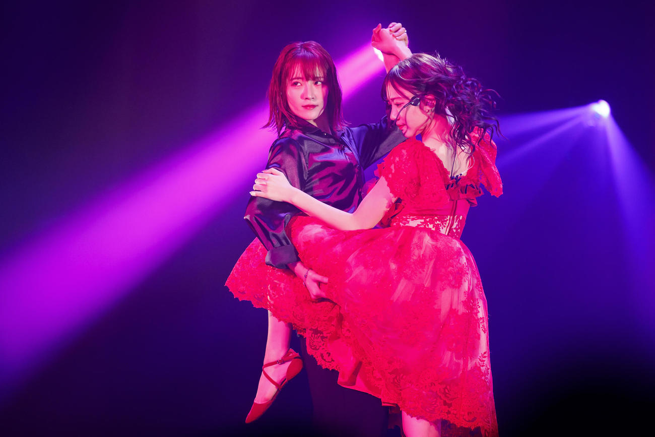 ゲスト出演した眞鍋杏樹（右）と踊る小嶋花梨（C）Showtitle