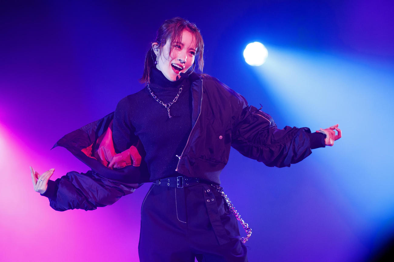 ダンス・コーナーで存分に踊った小嶋花梨（C）Showtitle