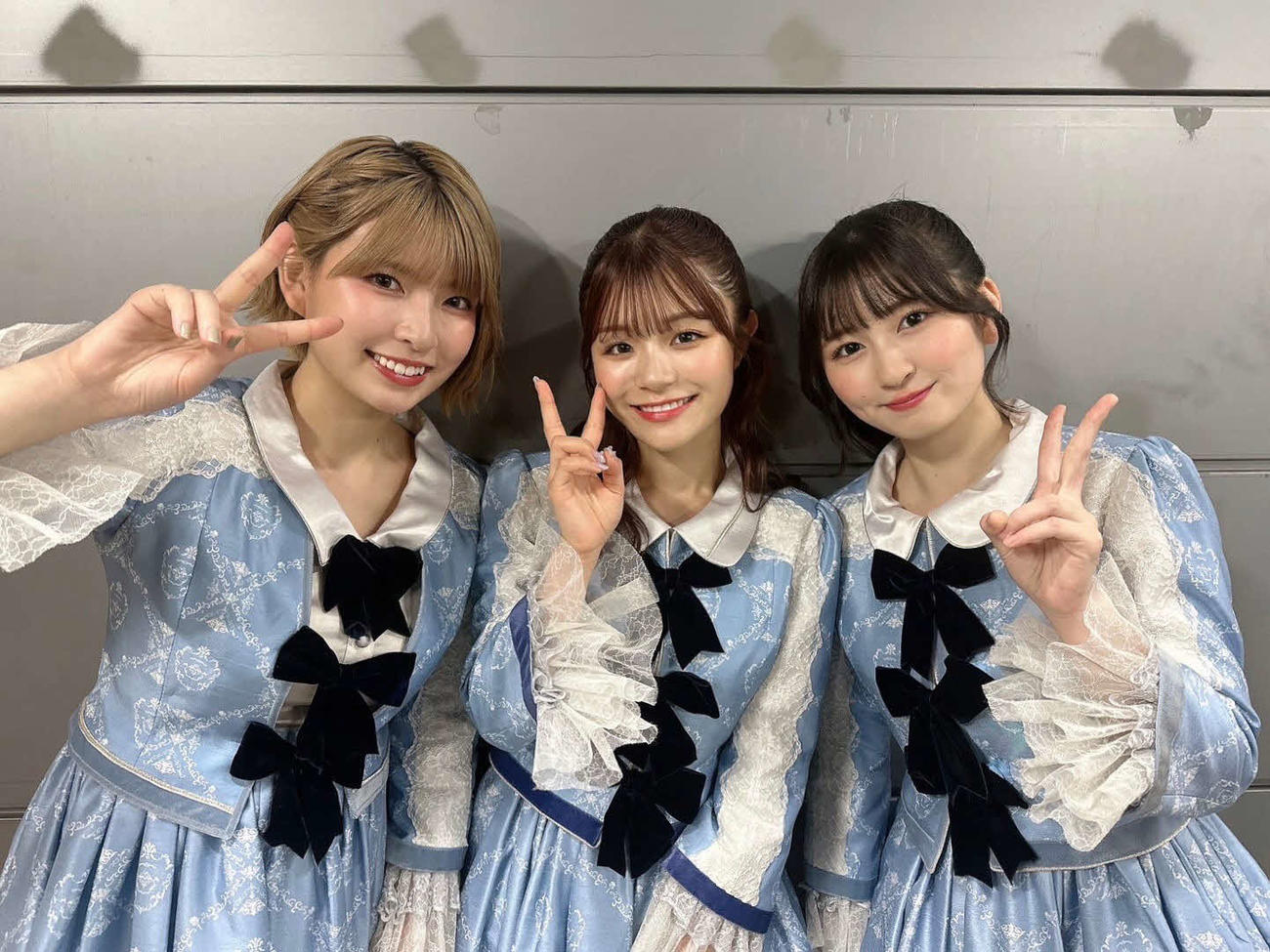 左から三村妃乃、清司麗菜、新井りりの（2023年8月撮影＝フローラ提供）
