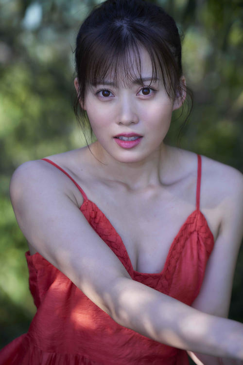 AKB岡部麟初の写真集発売決定！初ランジェリーで美ヒップもあらわ