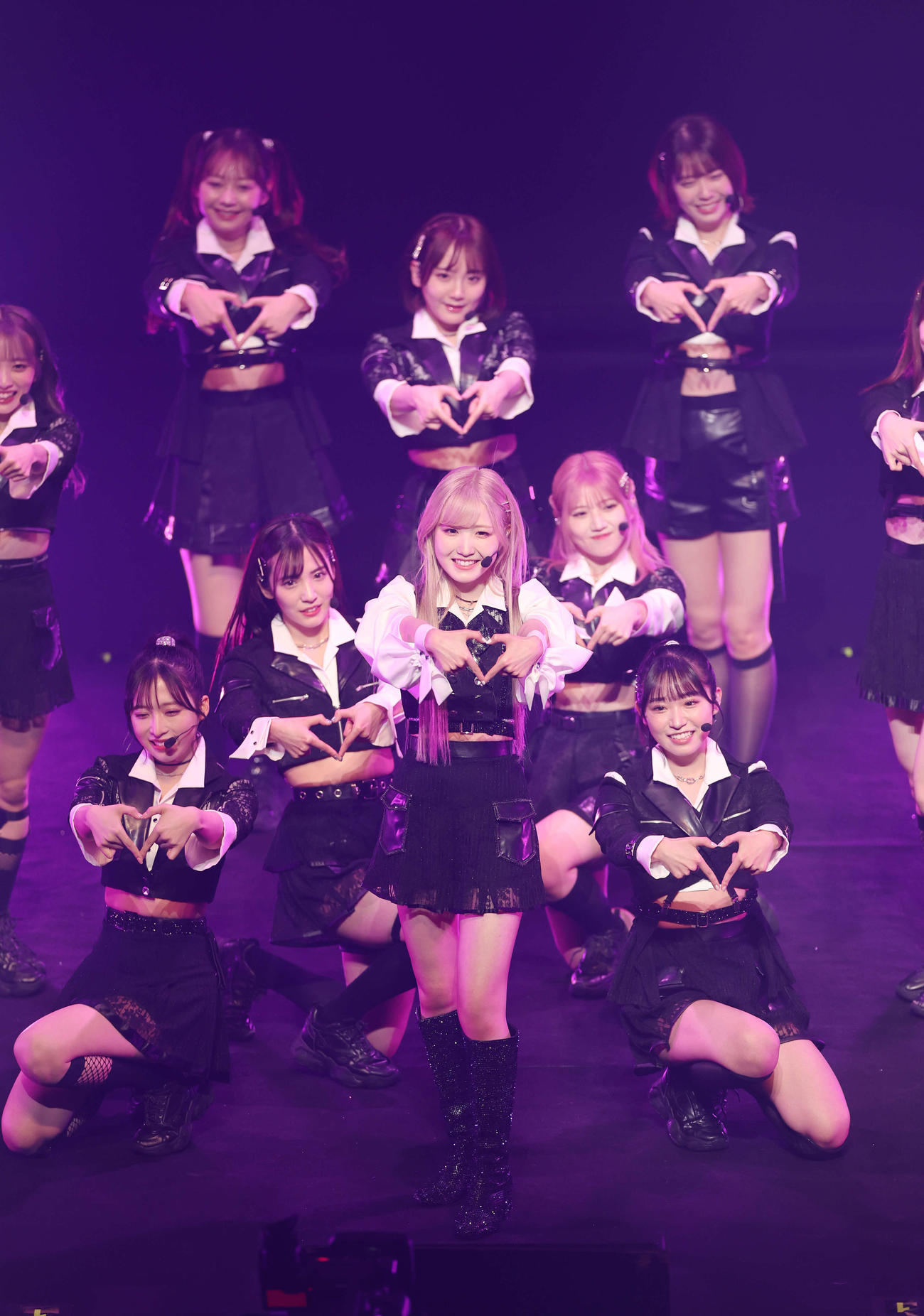 卒業コンサートでメンバーと一緒にパフォーマンスするAKB48本田仁美（中央）（撮影・宮地輝）