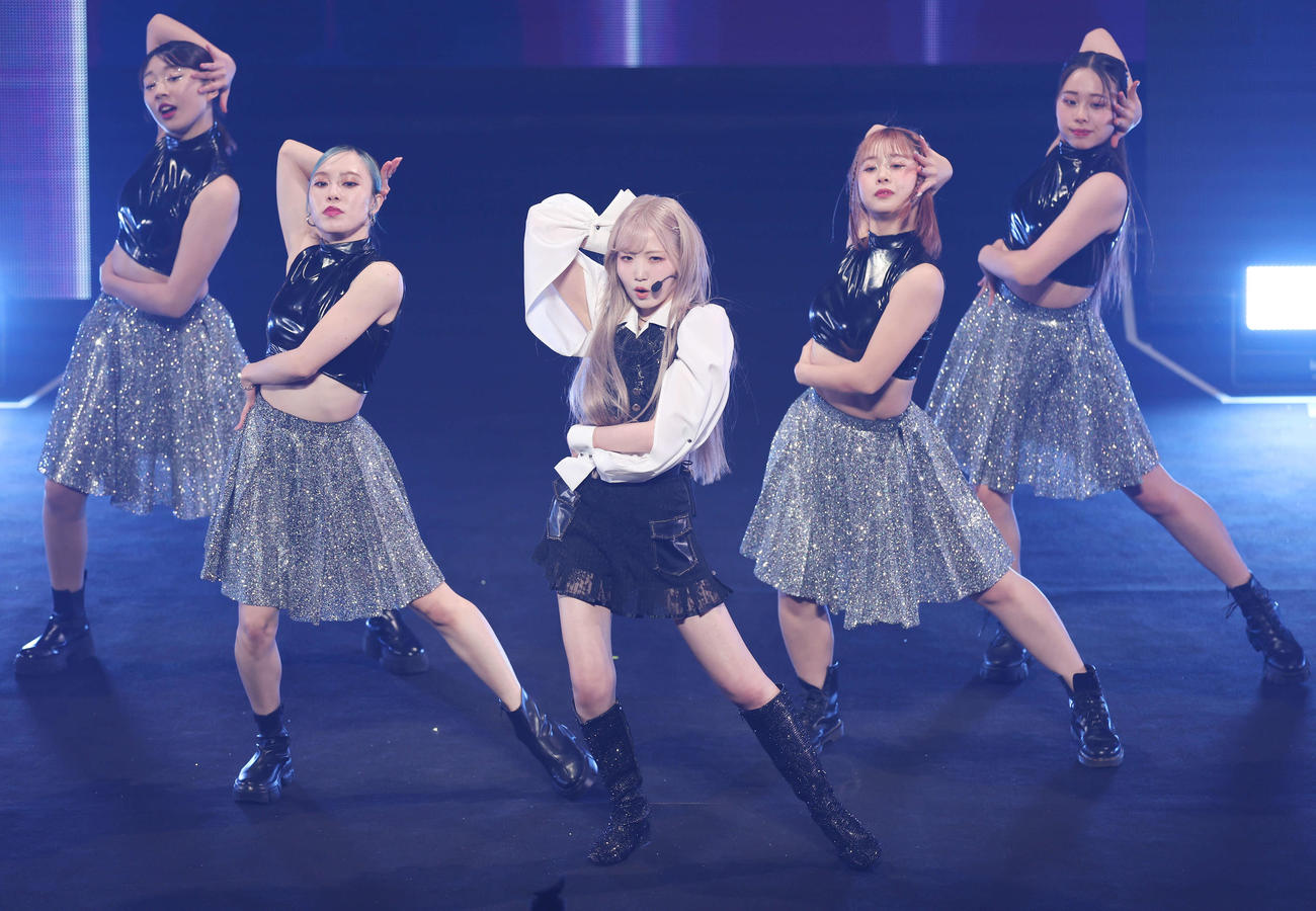 卒業コンサートでパフォーマンスするAKB48本田仁美（中央）（撮影・宮地輝）