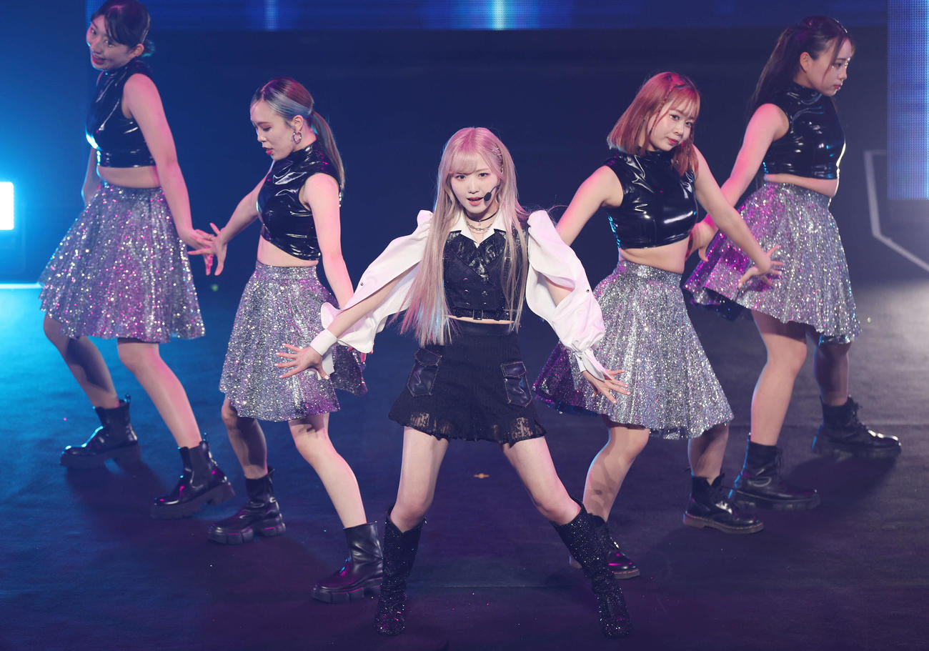 卒業コンサートでパフォーマンスするAKB48本田仁美（中央）（撮影・宮地輝）