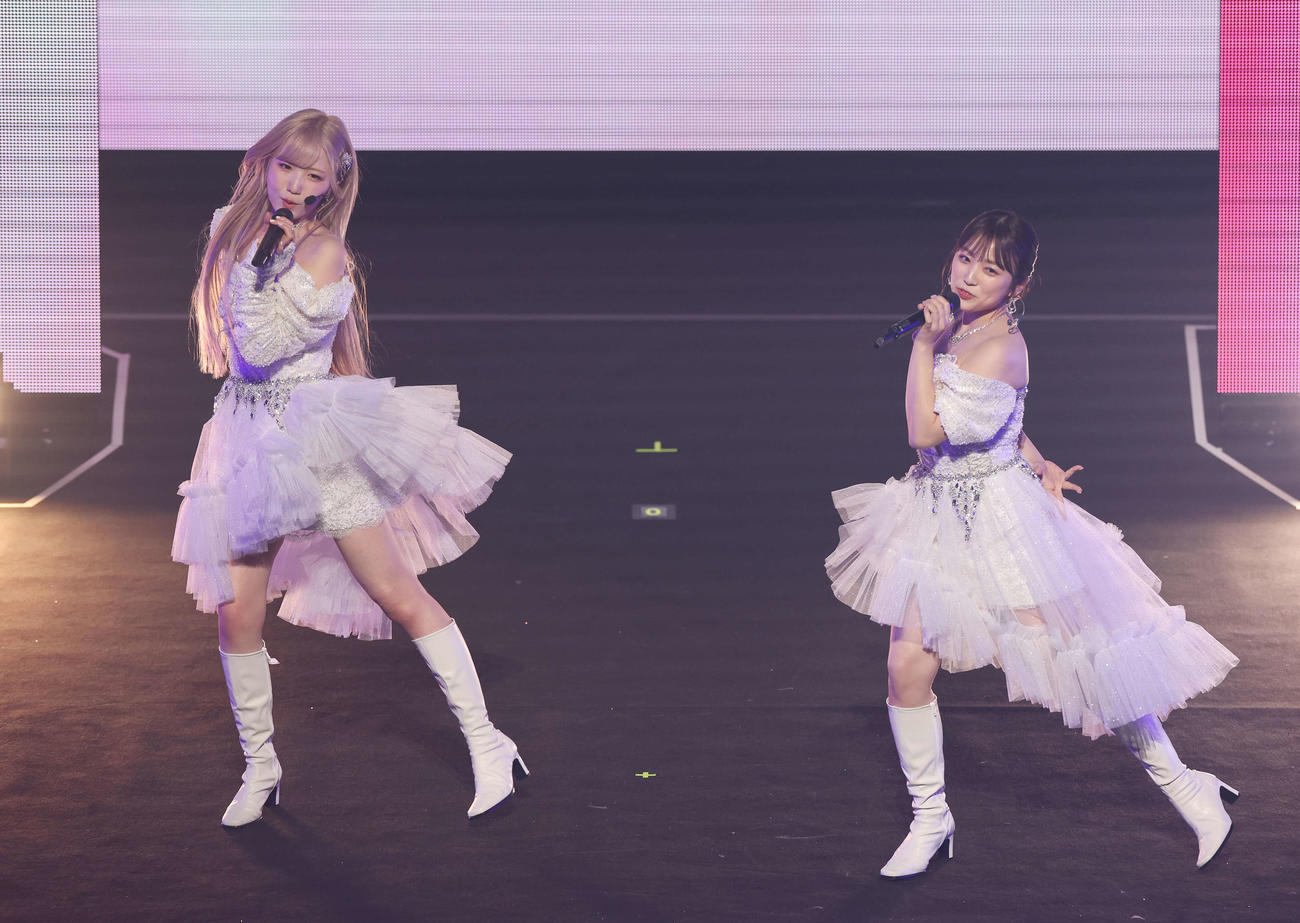 卒業コンサートでサプライズゲストの矢吹奈子（右）とパフォーマンスする本田仁美（撮影・宮地輝）