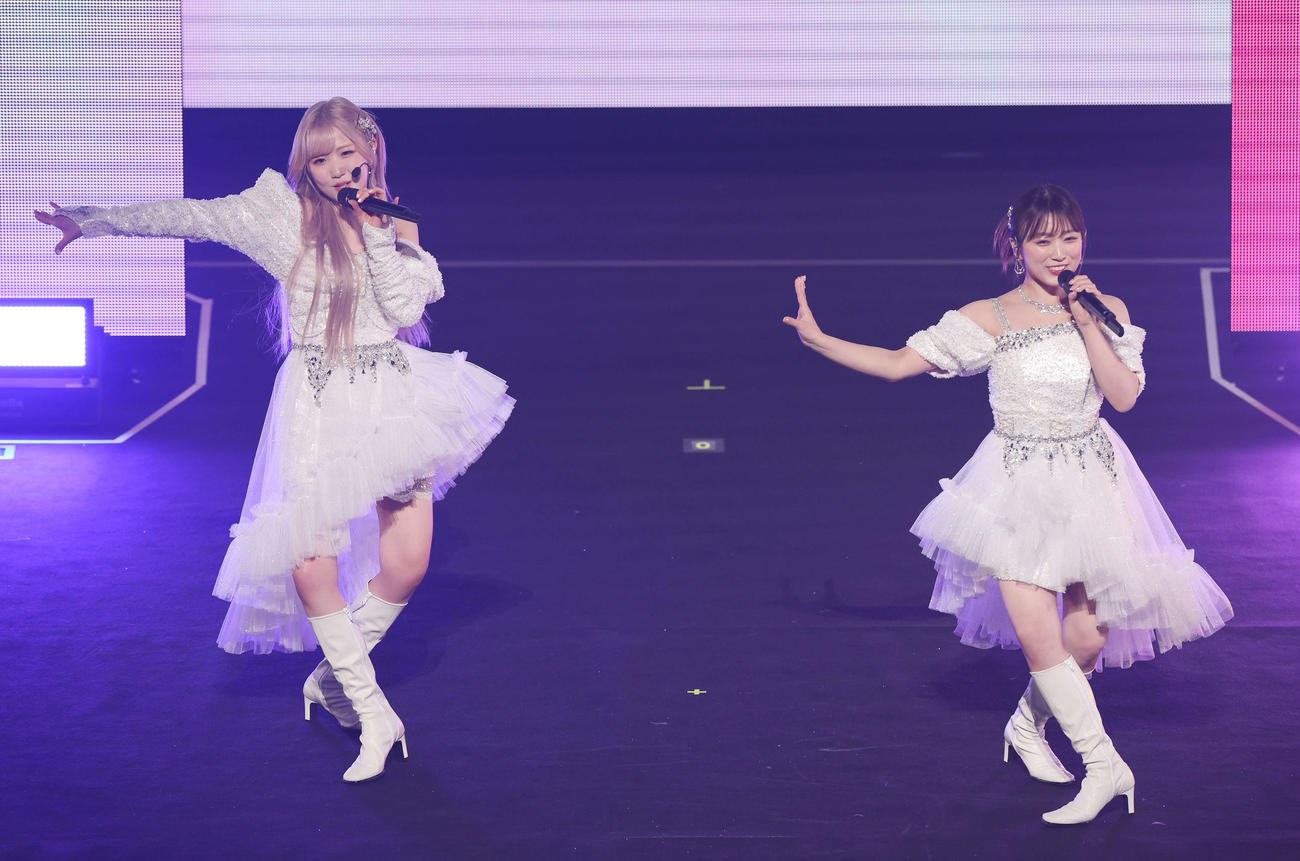 卒業コンサートでサプライズゲストの矢吹奈子（右）とパフォーマンスする本田仁美（撮影・宮地輝）