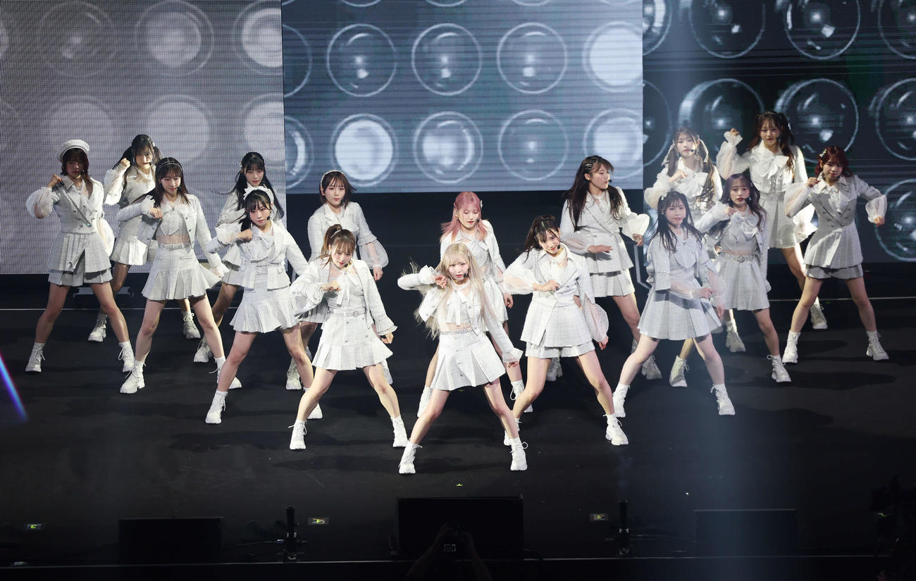 卒業コンサートでメンバーとパフォーマンスするAKB48本田仁美（前列中央）（撮影・宮地輝）