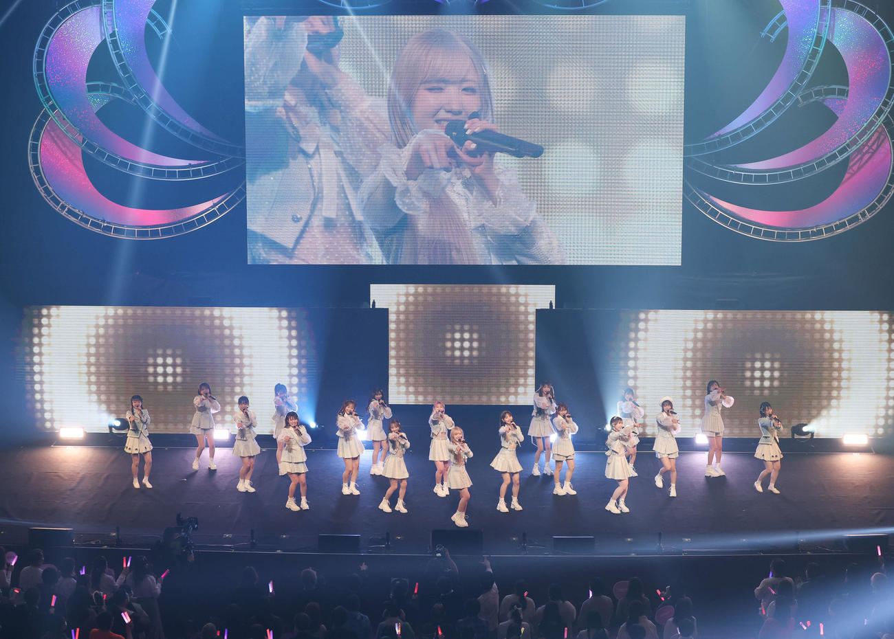 卒業コンサートでメンバーとパフォーマンスするAKB48本田仁美（中央）（撮影・宮地輝）