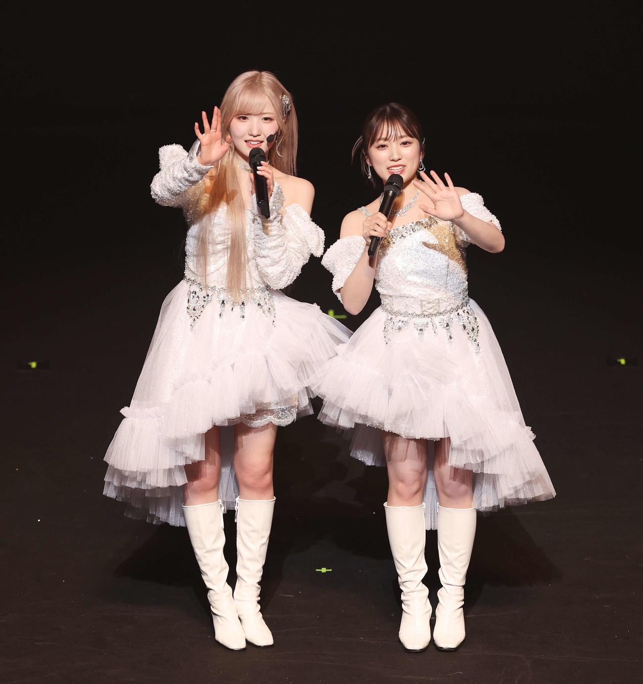 卒業コンサートでサプライズゲストの矢吹奈子（右）と手を振る本田仁美（撮影・宮地輝）