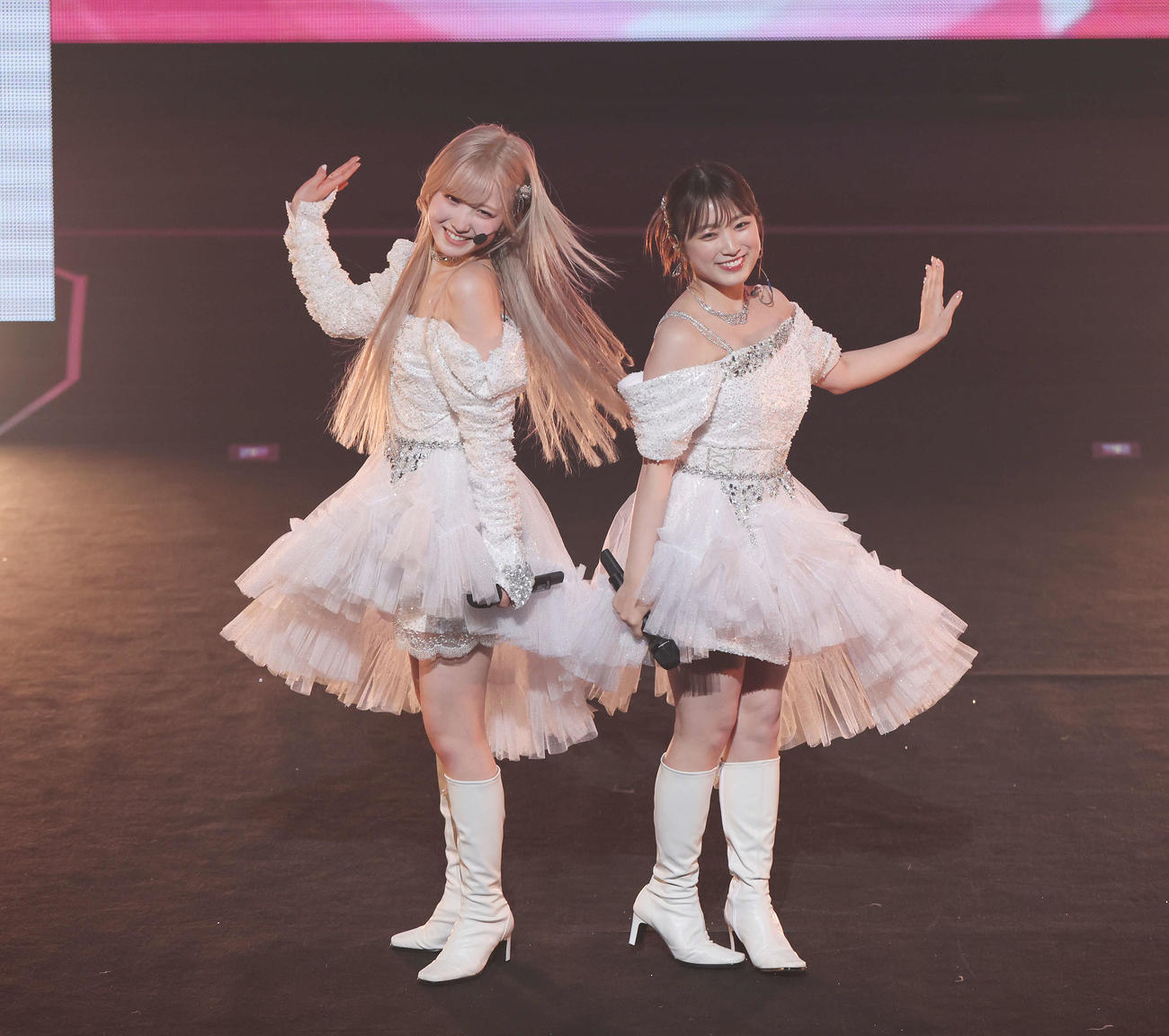卒業コンサートでサプライズゲストの矢吹奈子（右）とパフォーマンスする本田仁美（撮影・宮地輝）
