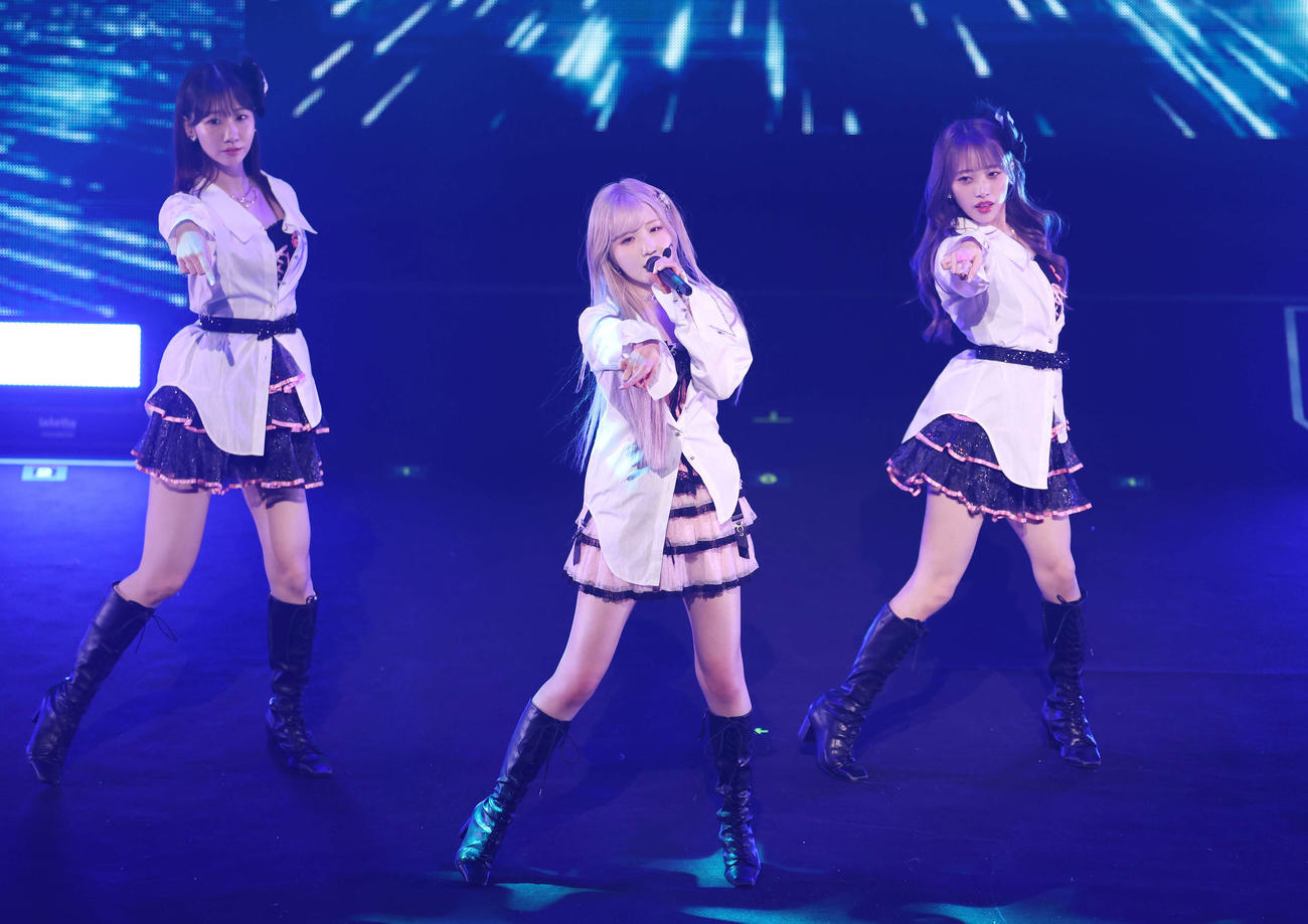 卒業コンサートでAKB48柏木由紀（左）と向井地美音（右）とパフォーマンスする本田仁美（撮影・宮地輝）