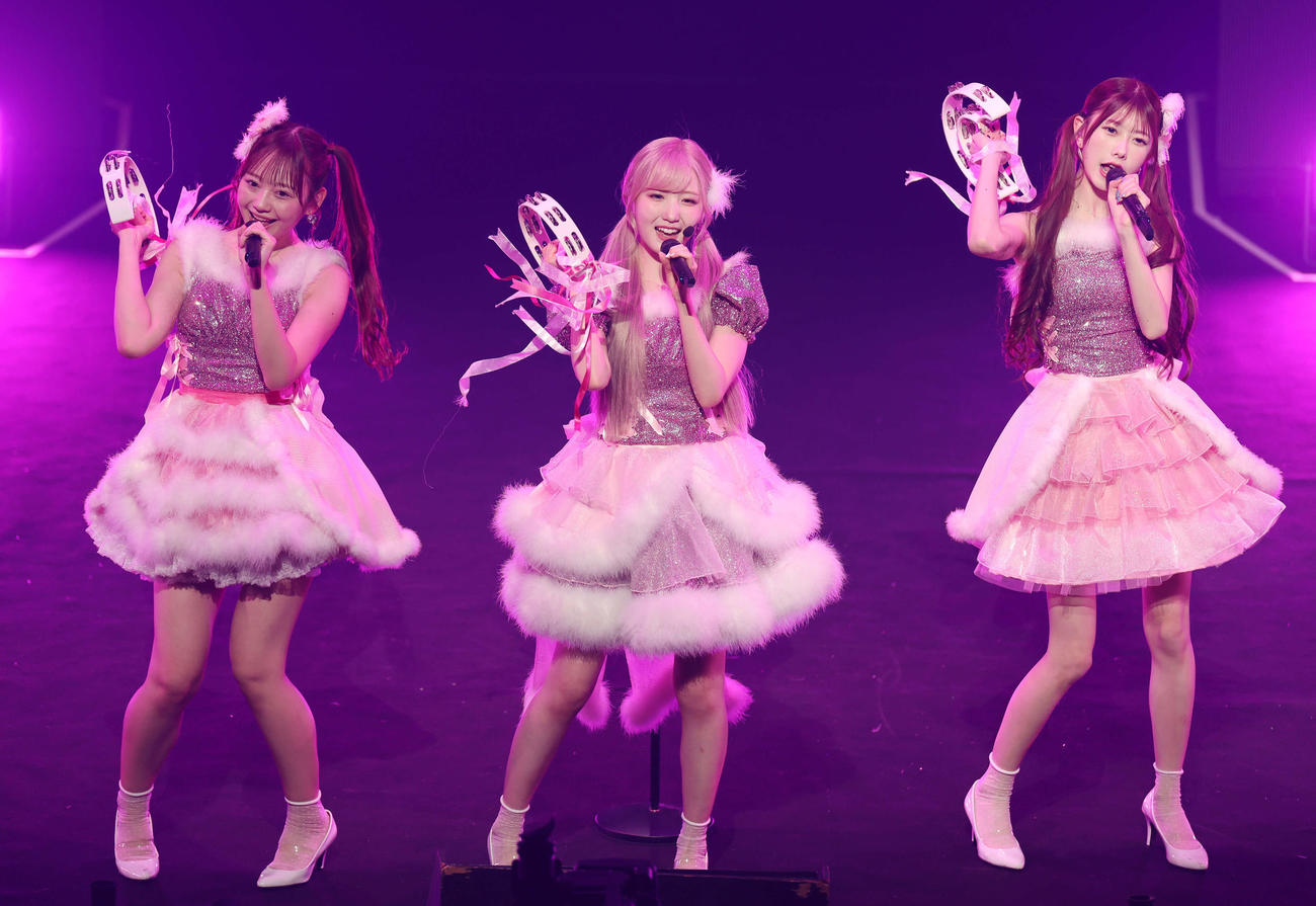 卒業コンサートでメンバーと一緒にパフォーマンスするAKB48本田仁美（中央）（撮影・宮地輝）