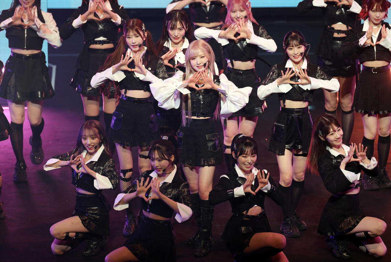 卒業コンサートでメンバーと一緒にパフォーマンスするAKB48本田仁美（中央）（撮影・宮地輝）