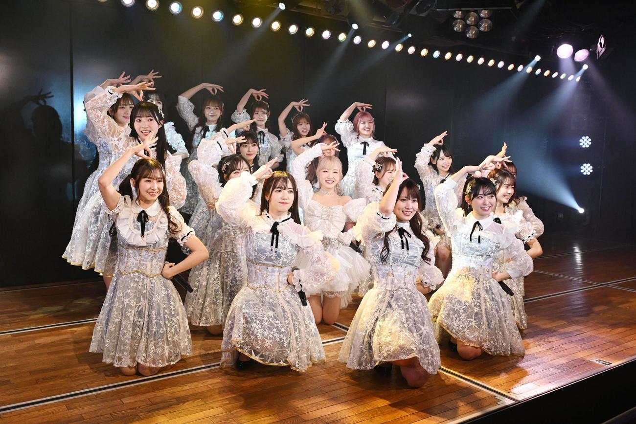 AKB48劇場で卒業公演を行った本田仁美（中央）（C）AKB48