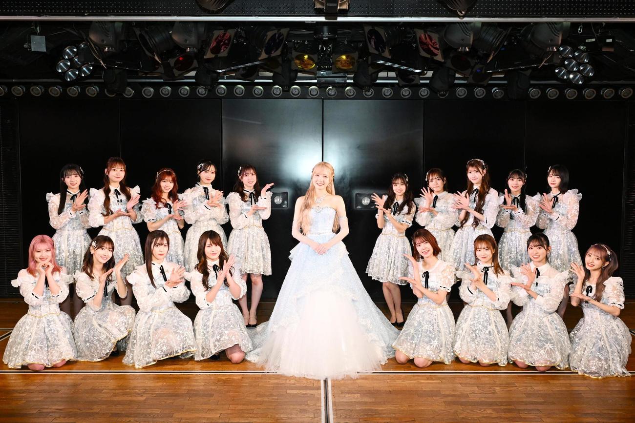 AKB48劇場で卒業公演を行った本田仁美（中央）。前列左から村山彩希、柏木由紀、下尾みう、岡部麟、1人おいて小田えりな、倉野尾成美、山内瑞葵、向井地美音、後列左から佐藤綺星、大盛真歩、高橋彩音、小栗有以、永野芹佳、1人おいて橋本陽菜、田口愛佳、千葉恵里、秋山由奈、成田香姫奈（C）AKB48