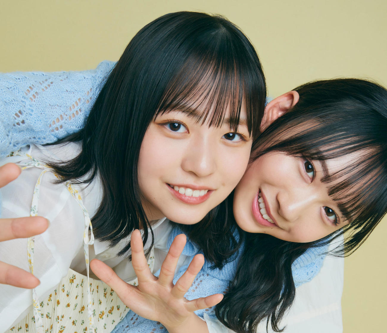 日向坂46公式ブック「H46 MODE vol．1」先行ショット。左から正源司陽子、藤嶌果歩