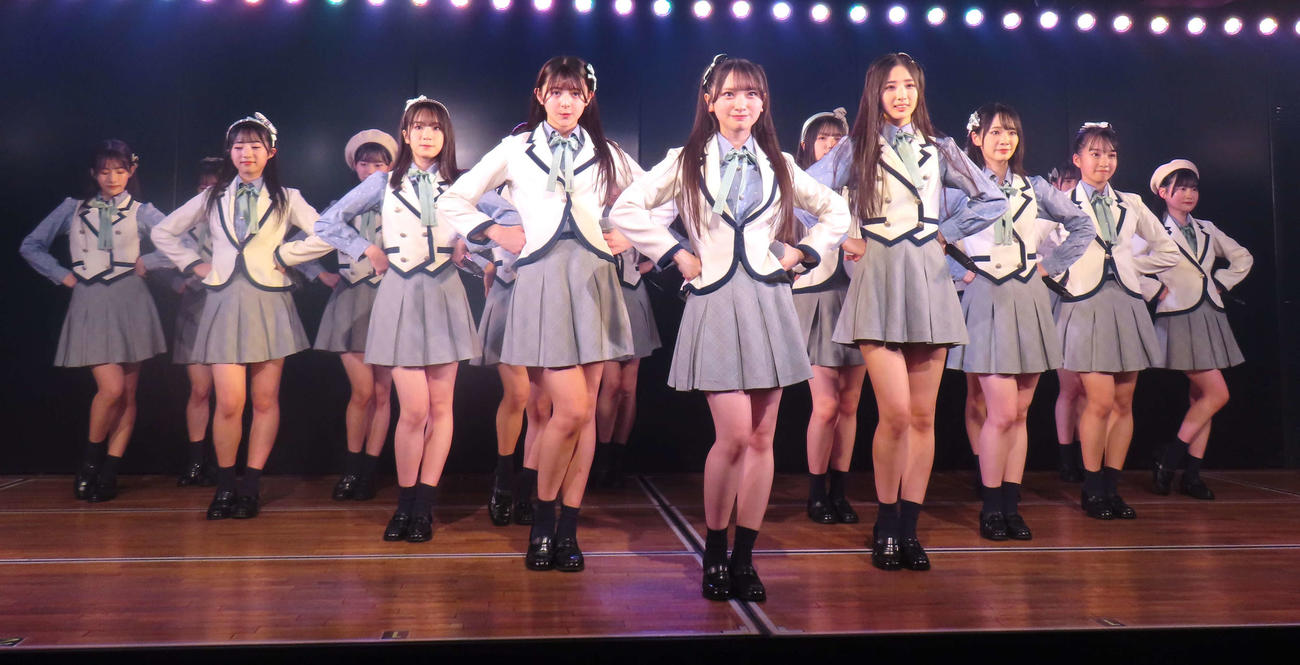 新公演「そこに未来はある」でパフォーマンスする、AKB48の17期、18期研究生