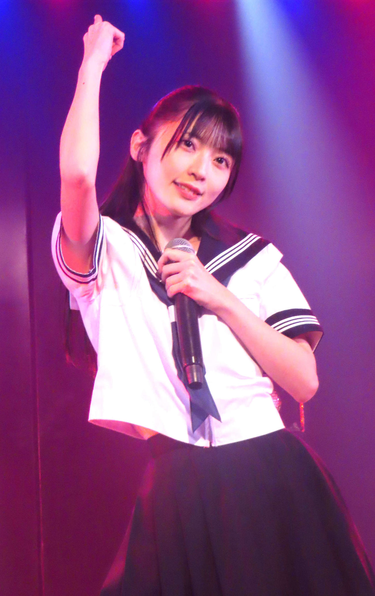 AKB48研究生の新公演「そこに未来はある」でパフォーマンスする佐藤綺星