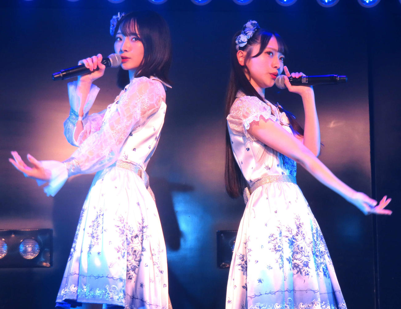 AKB48研究生の新公演「そこに未来はある」でパフォーマンスする成田香姫奈（左）と山崎空