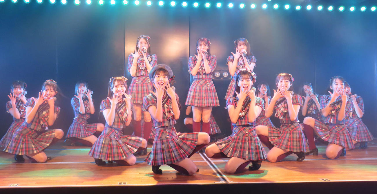 新公演「そこに未来はある」でパフォーマンスする、AKB48の17期、18期研究生