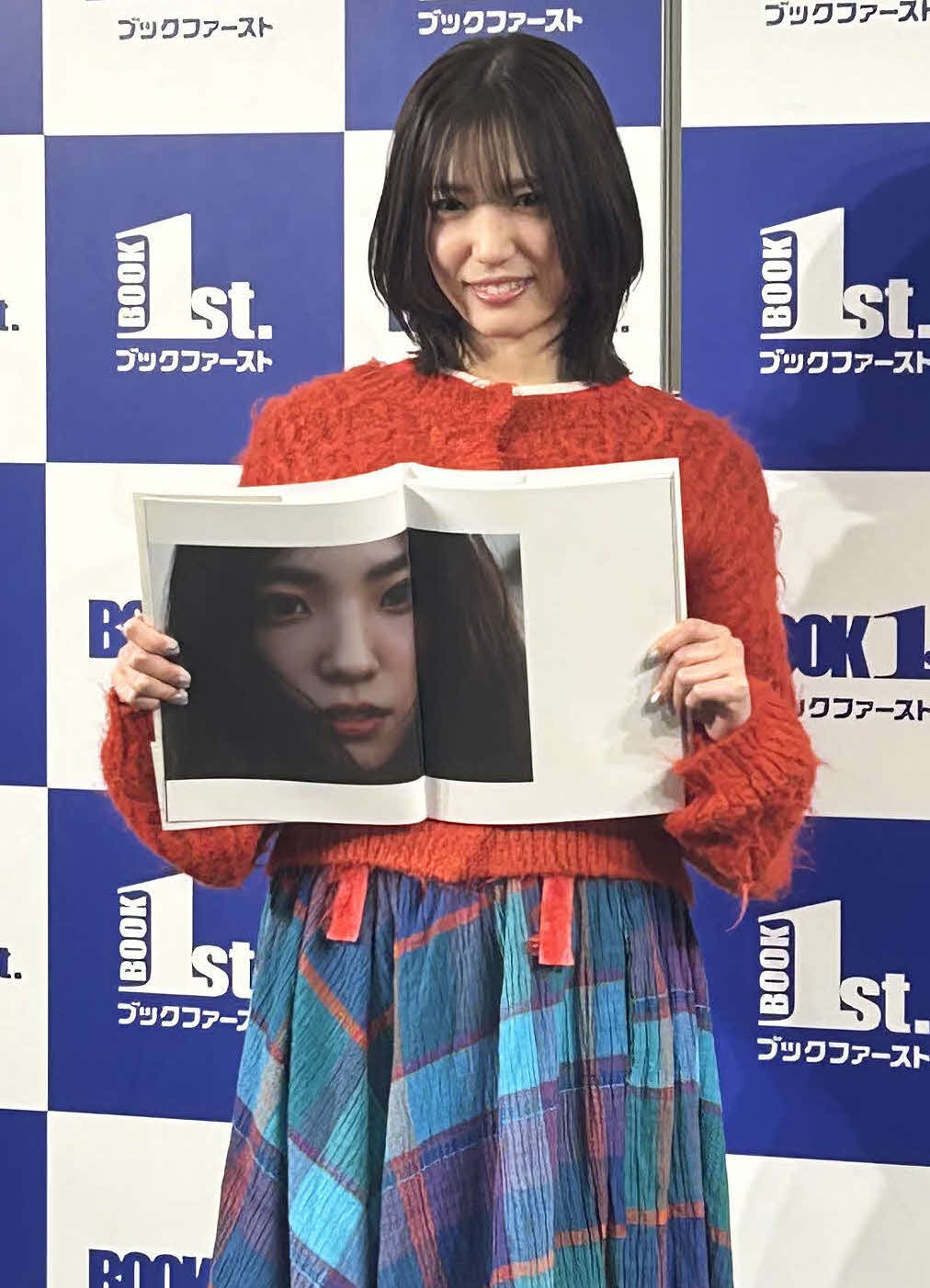 ファースト写真集「僕だけのもの」発売記念取材会で地元山口県の秋吉台で撮ったお気に入りショットをみせるAKB48下尾みう（撮影・松尾幸之介）