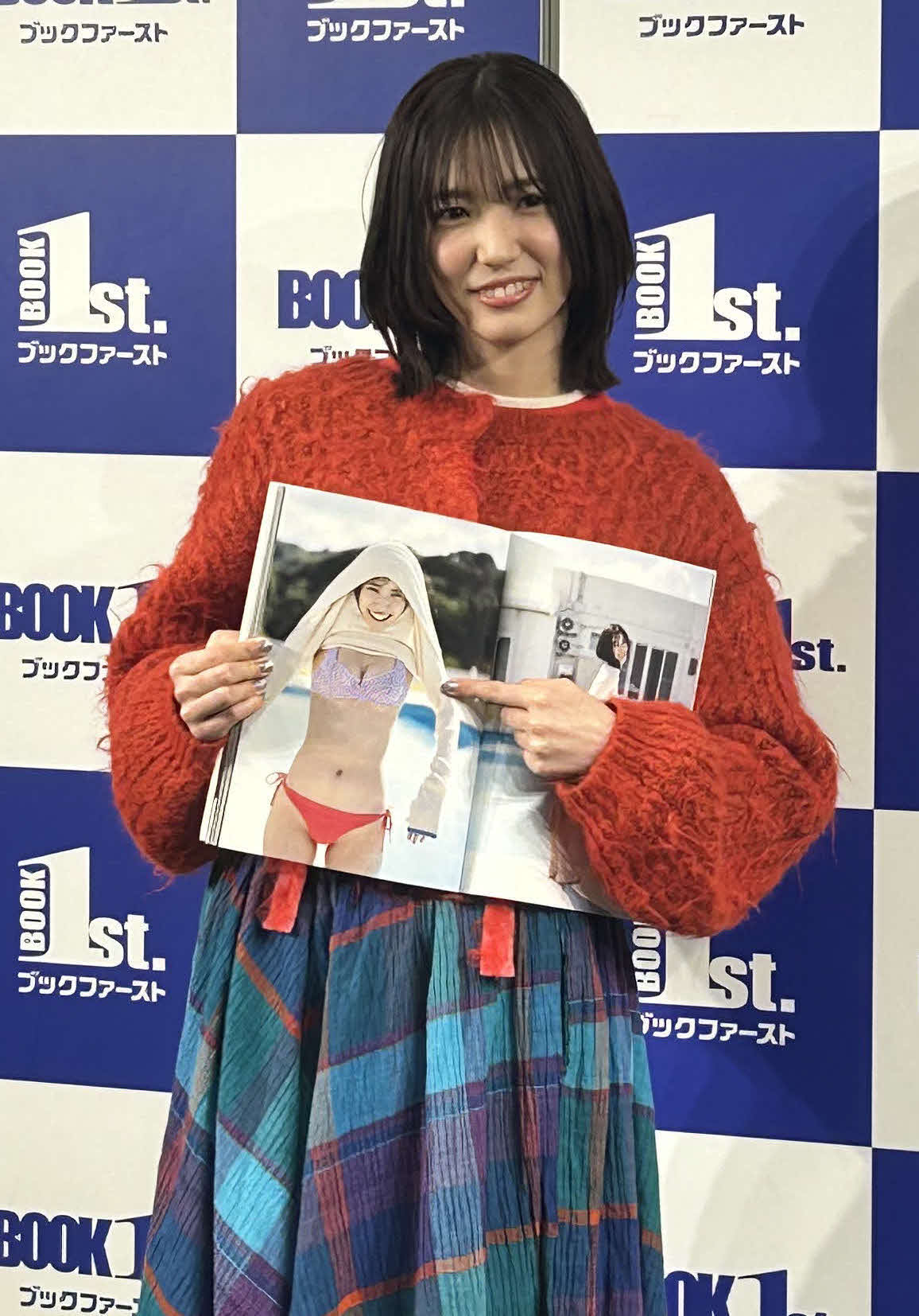 ファースト写真集「僕だけのもの」発売記念取材会時にエヴァンゲリオンをイメージしたお気に入りショットを見せるAKB48下尾みう（撮影・松尾幸之介）