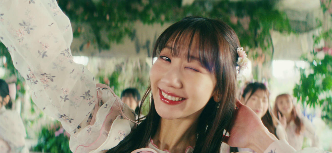 AKB48の63枚目シングル「カラコンウインク」MVでウインクを披露する柏木由紀　（C）AKB48