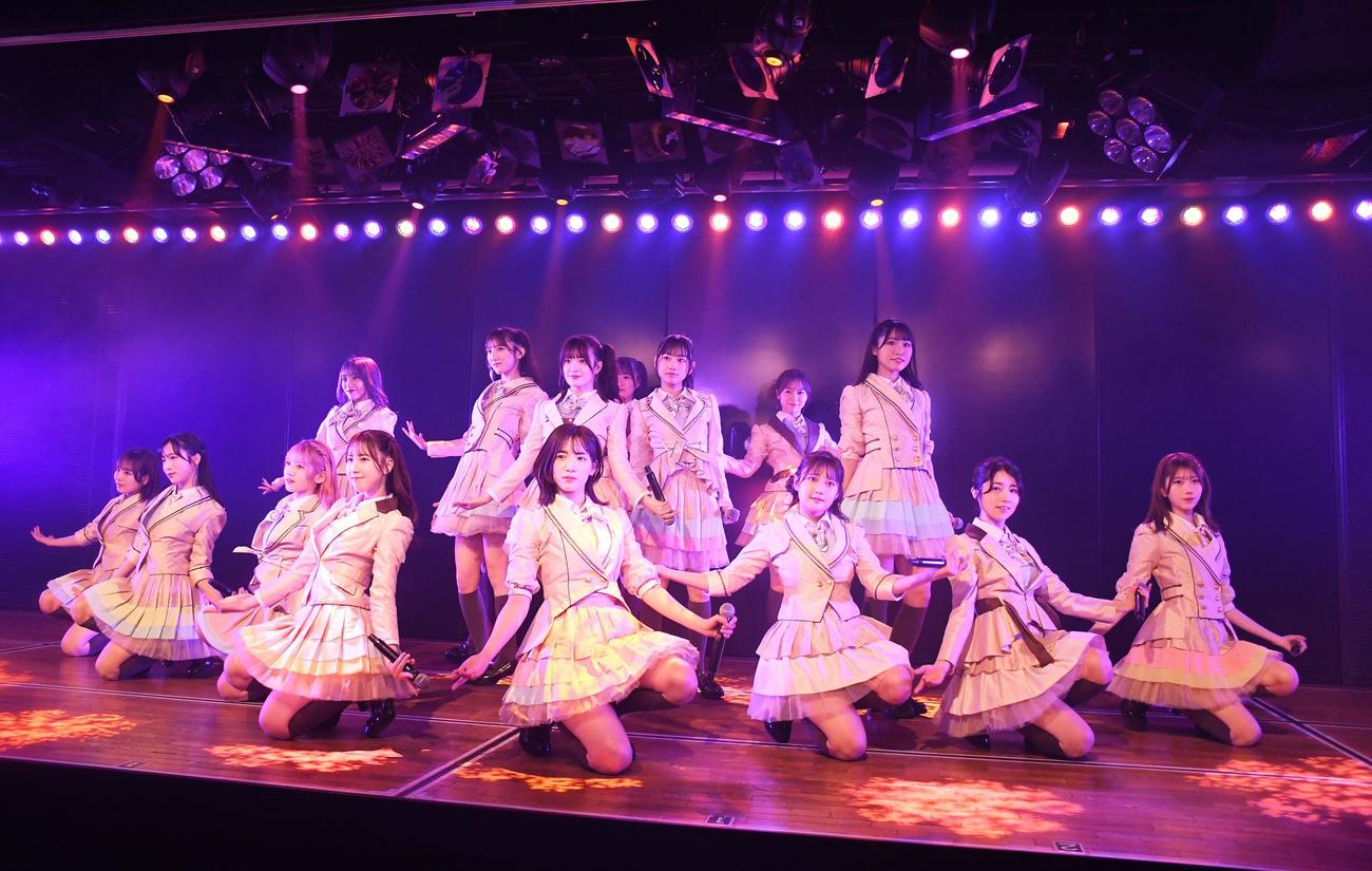 村山彩希（前列左から3人目）プロデュース公演初日前に公開ゲネプロを行ったAKB48（撮影・大友陽平）