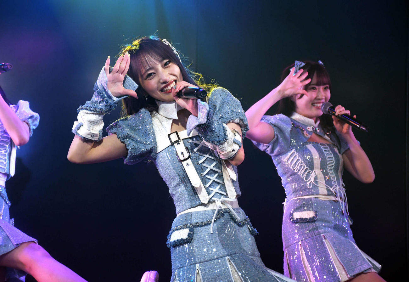 村山彩希プロデュース公演の公開ゲネプロでパフォーマンスするAKB48向井地美音（撮影・大友陽平）