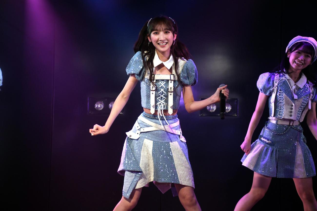 村山彩希プロデュース公演の公開ゲネプロでパフォーマンスするAKB48長友彩海（撮影・大友陽平）