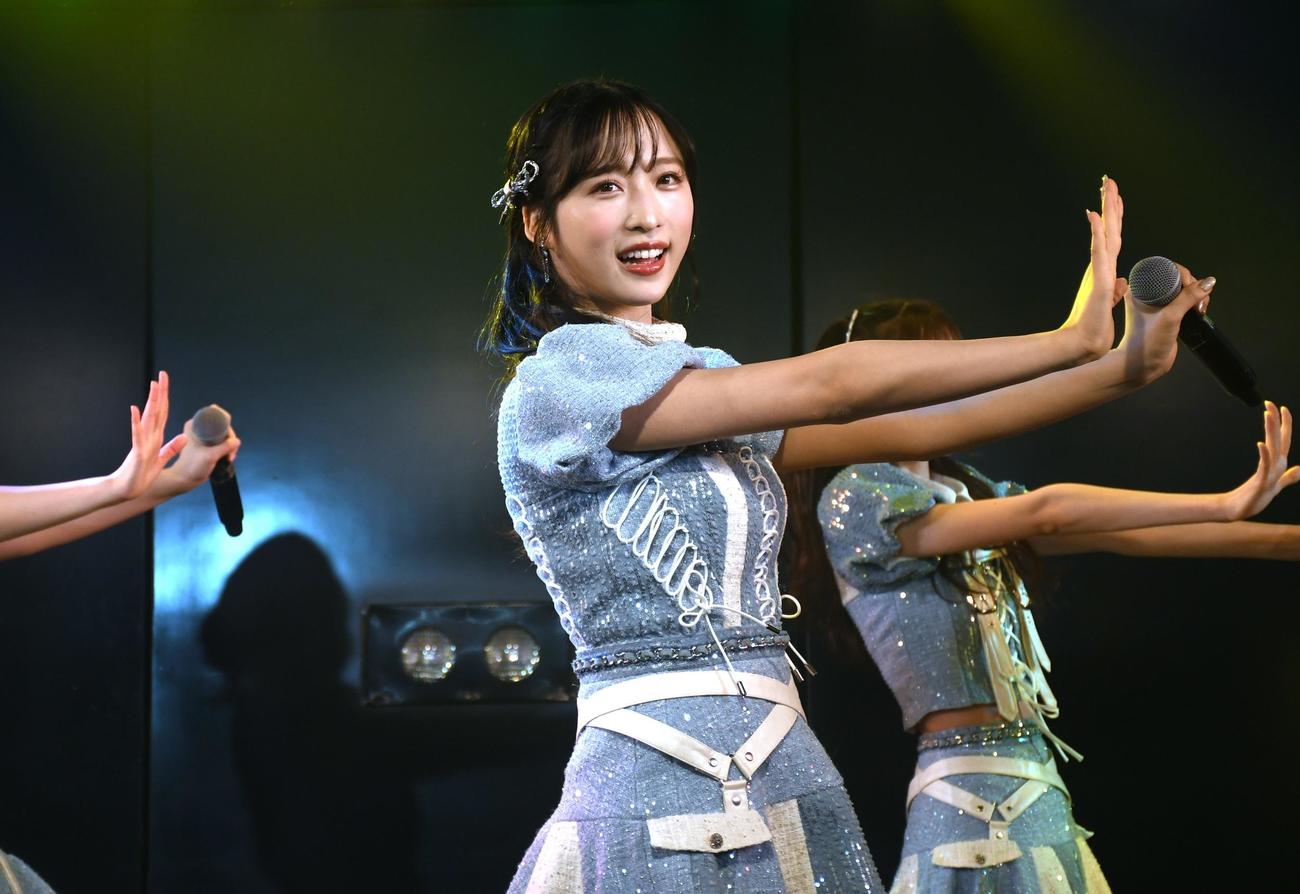 村山彩希プロデュース公演の公開ゲネプロでパフォーマンスするAKB48小栗有以（撮影・大友陽平）