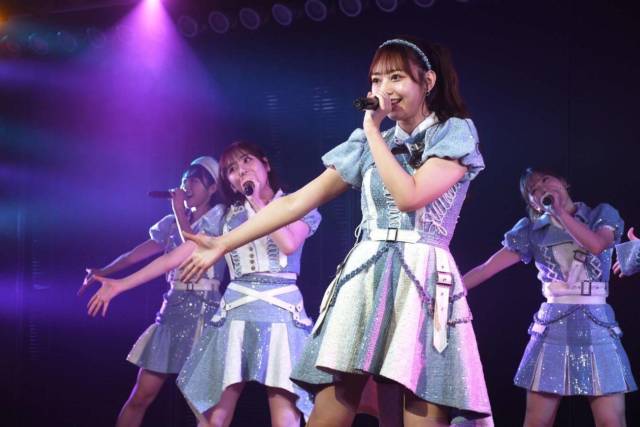 村山彩希プロデュース公演の公開ゲネプロでパフォーマンスするAKB48大盛真歩（撮影・大友陽平）
