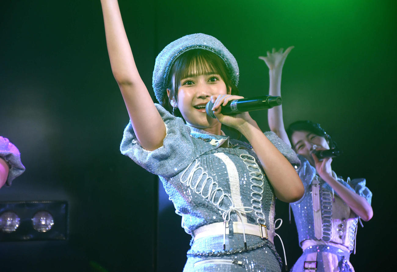 村山彩希プロデュース公演の公開ゲネプロでパフォーマンスするAKB48鈴木くるみ（撮影・大友陽平）