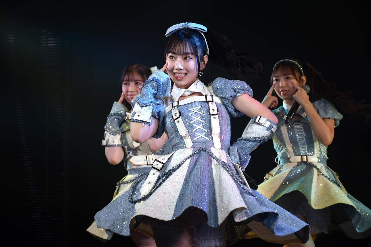 村山彩希プロデュース公演の公開ゲネプロでパフォーマンスするAKB48徳永羚海（撮影・大友陽平）