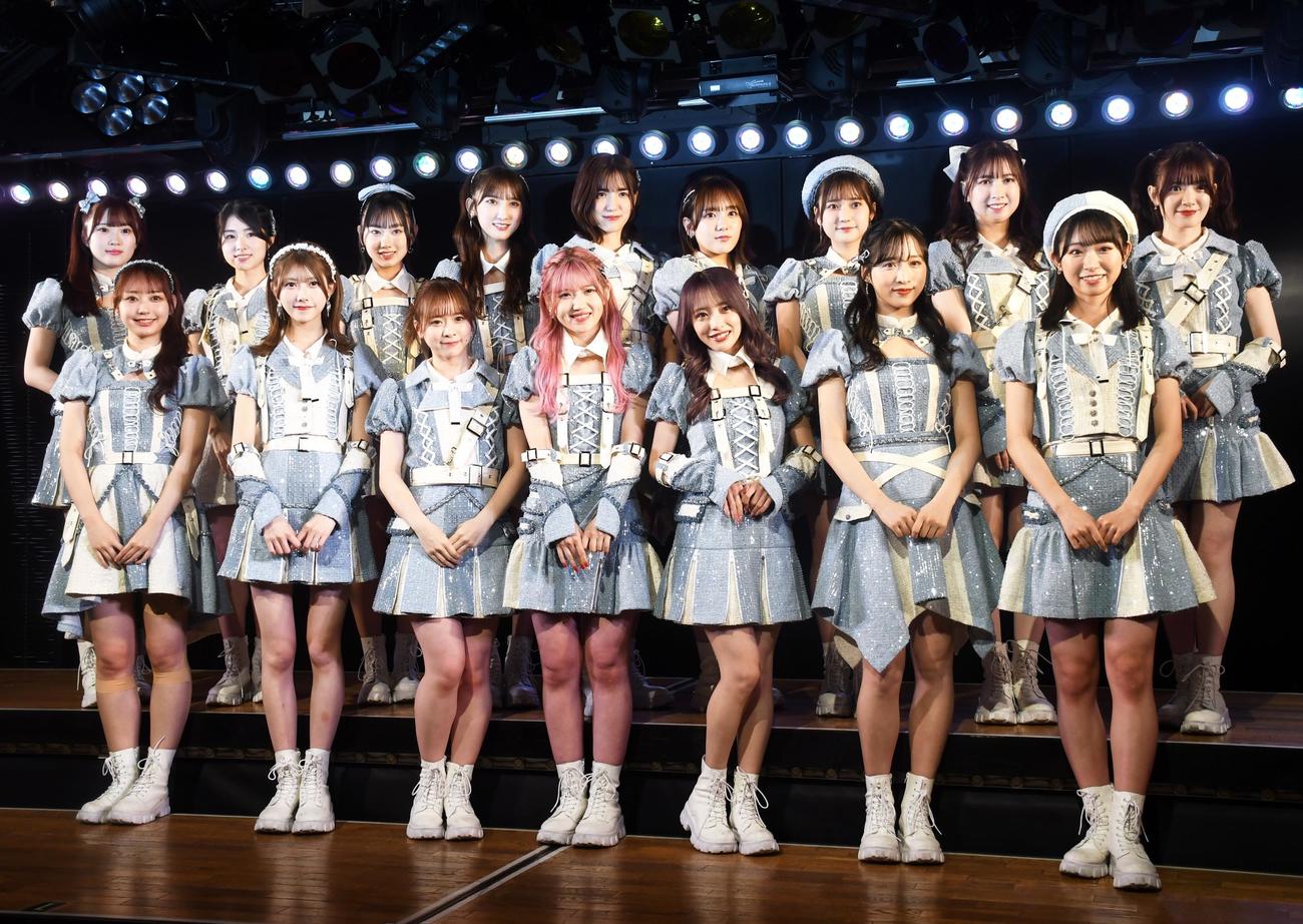 村山彩希（前列中央）プロデュース公演初日前に公開ゲネプロを行ったAKB48の、前列左から大盛真歩、千葉恵里、倉野尾成美、1人おいて向井地美音、小栗有以、山内瑞葵、後列左から山根涼羽、岩立沙穂、徳永羚海、長友彩海、下尾みう、田口愛佳、鈴木くるみ、永野芹佳、武藤小麟（撮影・大友陽平）