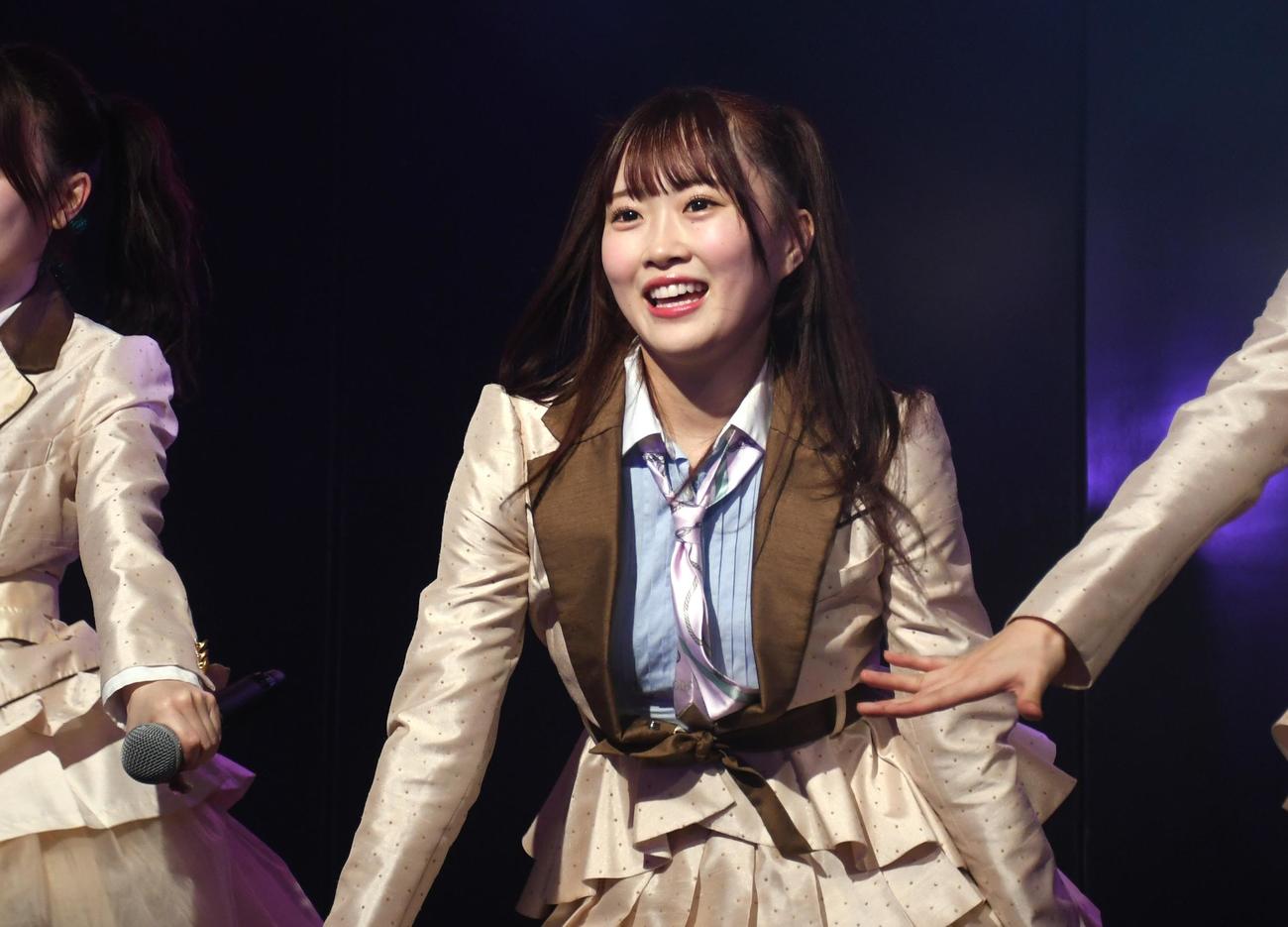 村山彩希プロデュース公演の公開ゲネプロでパフォーマンスするAKB48山根涼羽（撮影・大友陽平）
