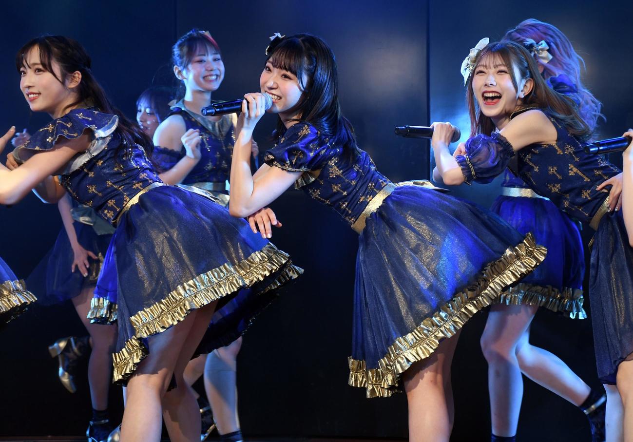 村山彩希プロデュース公演の公開ゲネプロでパフォーマンスするAKB48山内瑞葵（中央）（撮影・大友陽平）