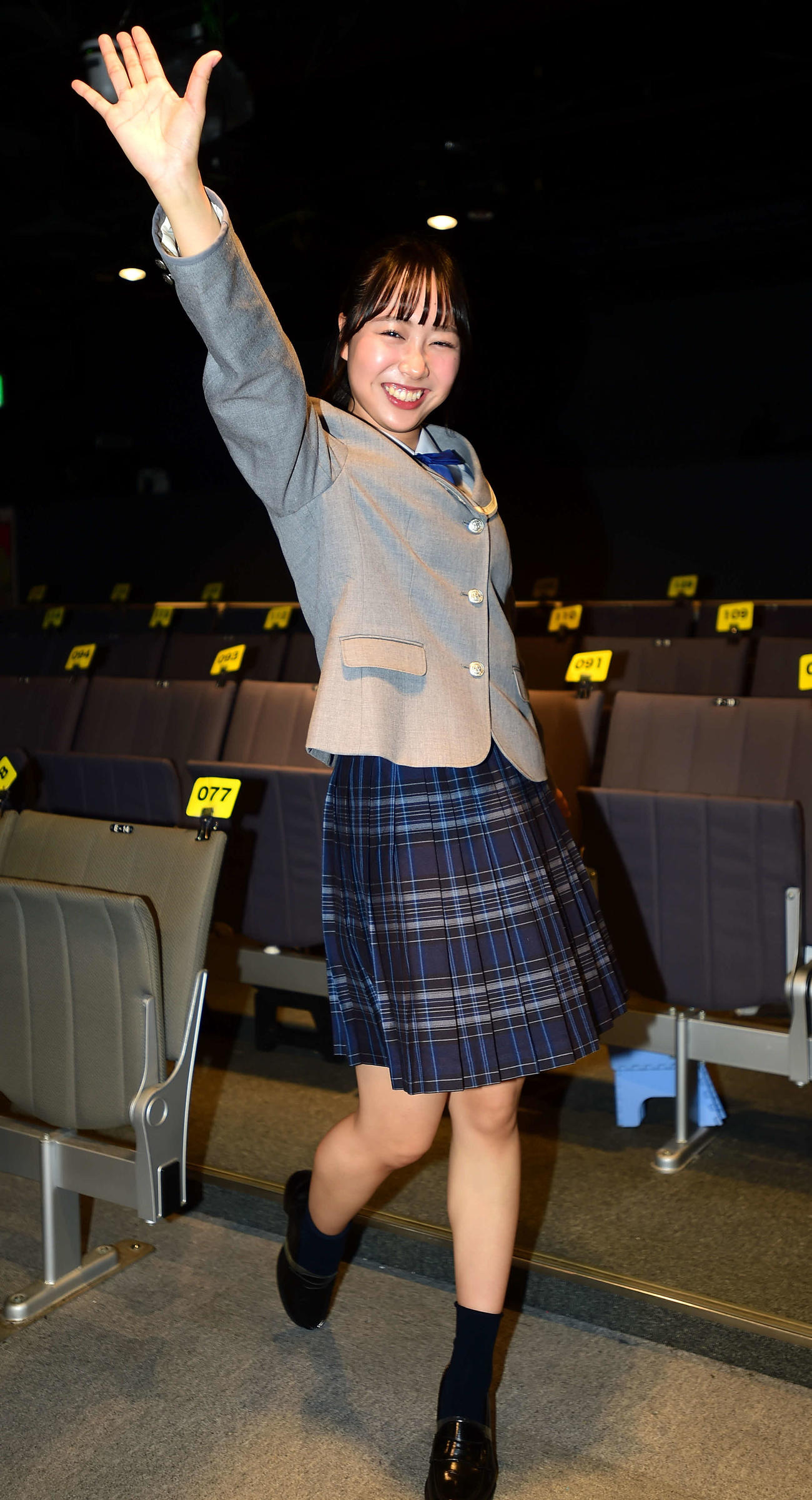投球ポーズをする西川晴菜
