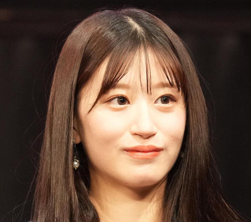 NMB上西怜、窓辺で体育座り美バストあらわオフショットにファン「反則。素晴らしい」