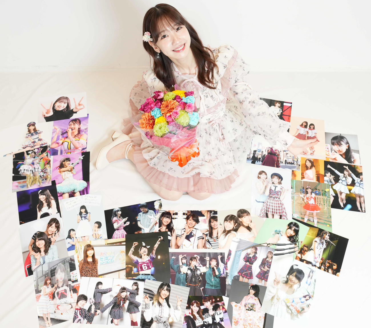 卒業を控えるAKB48柏木由紀は思い出の写真に囲まれ笑顔（撮影・鈴木みどり）