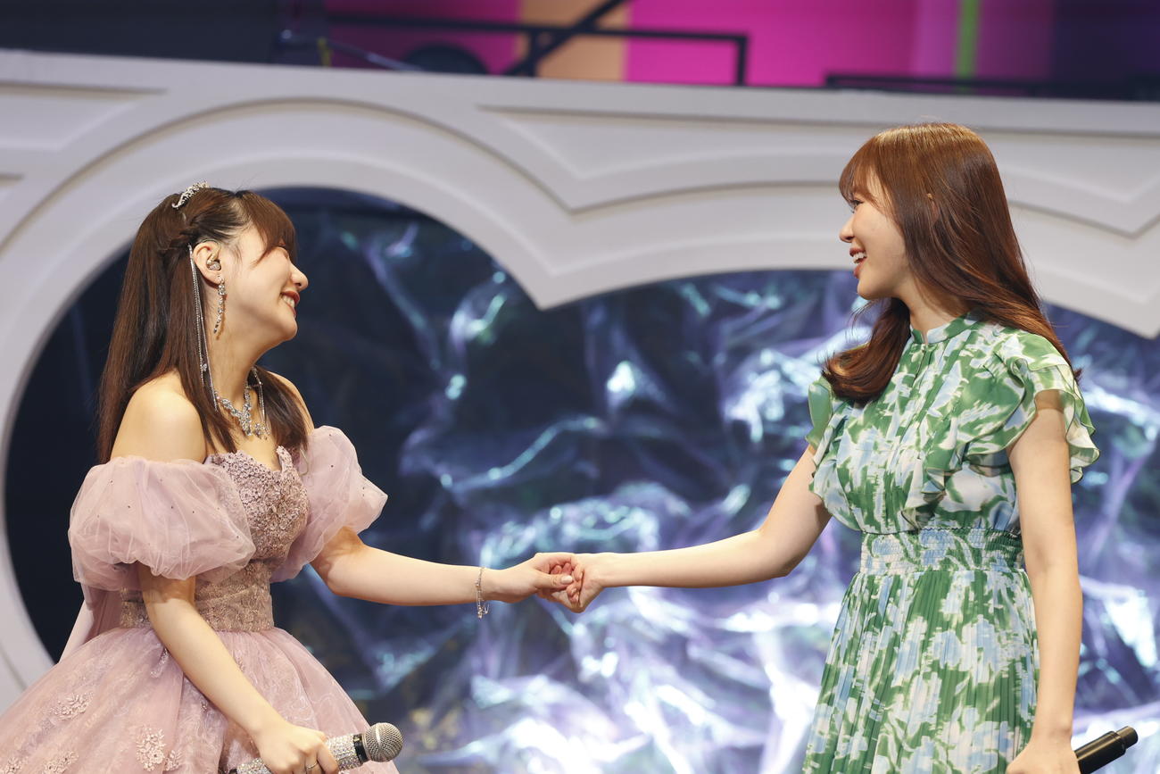 卒業コンサートにサプライズ出演した指原莉乃（右）と握手する田中美久