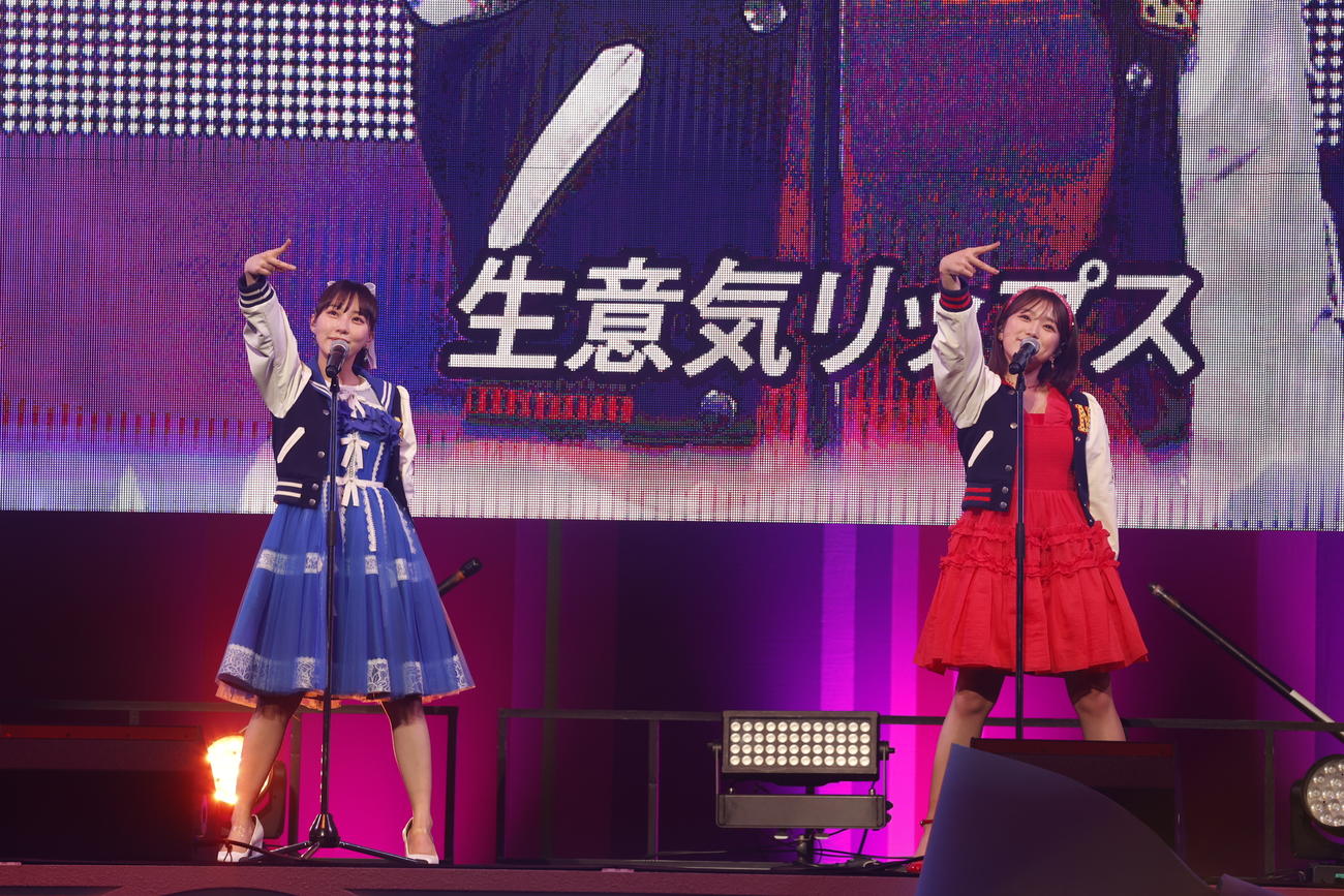 卒業コンサートで矢吹奈子（右）と「生意気リップス」を披露する田中美久