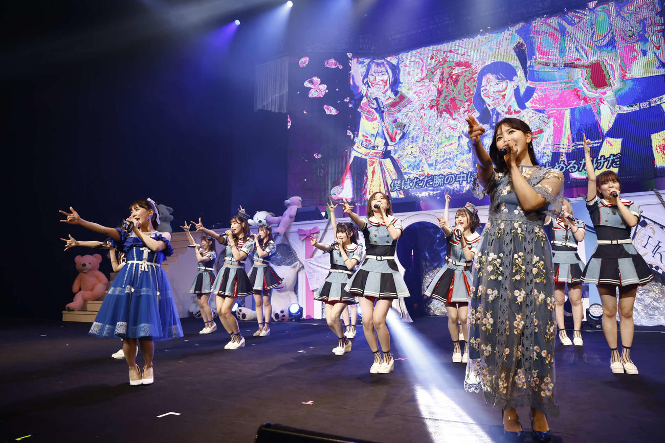 「田中美久　卒業コンサート～10年分の感謝を込めて！みんなで一緒にみくもんもん～」でパフォーマンスするHKT48。前列左から田中美久、兒玉遥（C）Mercury