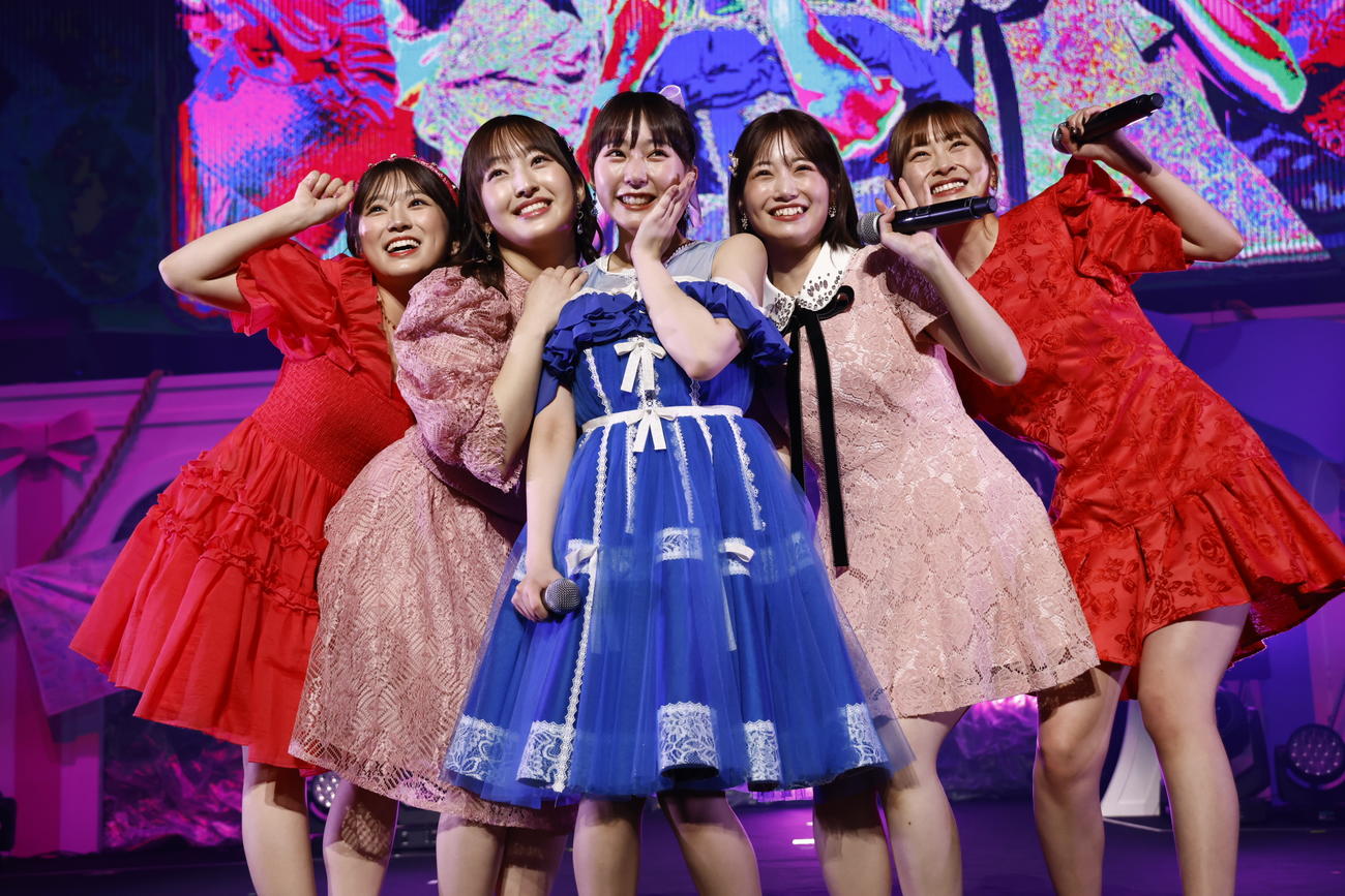 卒業コンサートを行った田中美久（中央）を囲む、左からヤブキナコ、田島芽瑠、1人おいて朝長美桜、松岡はな