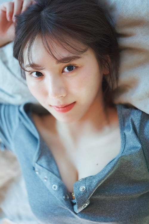 SKE48菅原茉椰初写真集の表紙カット公開　布団で美バストのぞくセクシーカットにも挑戦