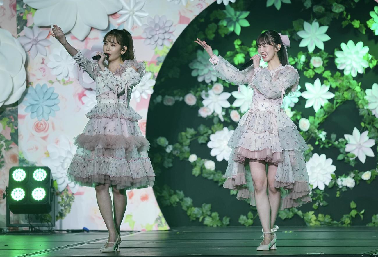 卒業コンサートで小嶋陽菜（左）と歌う柏木由紀（撮影・垰建太）
