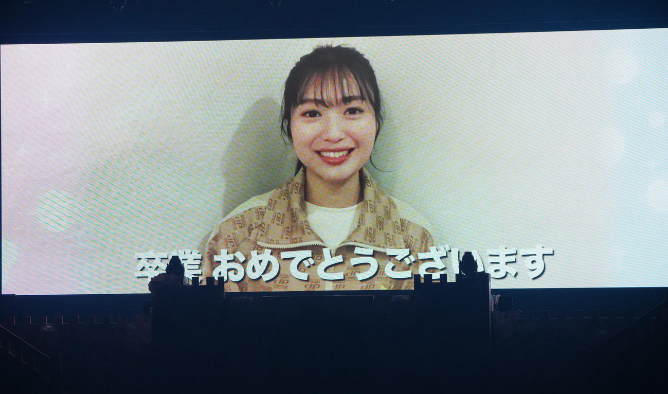 卒業コンサートで柏木由紀にビデオメッセージを送る北原里英（撮影・垰建太）