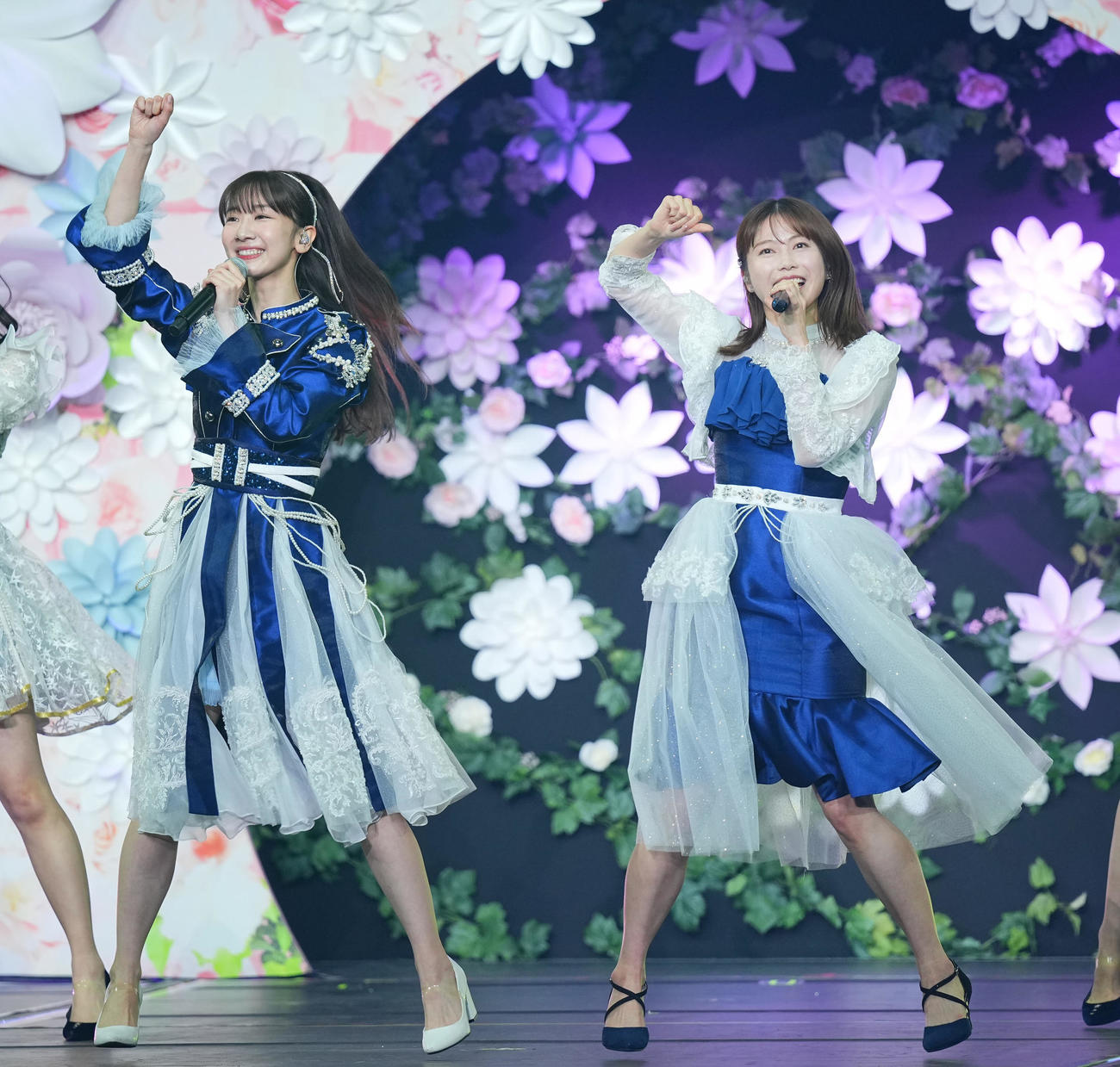 卒業コンサートで横山由依（右）と歌う柏木由紀（撮影・垰建太）