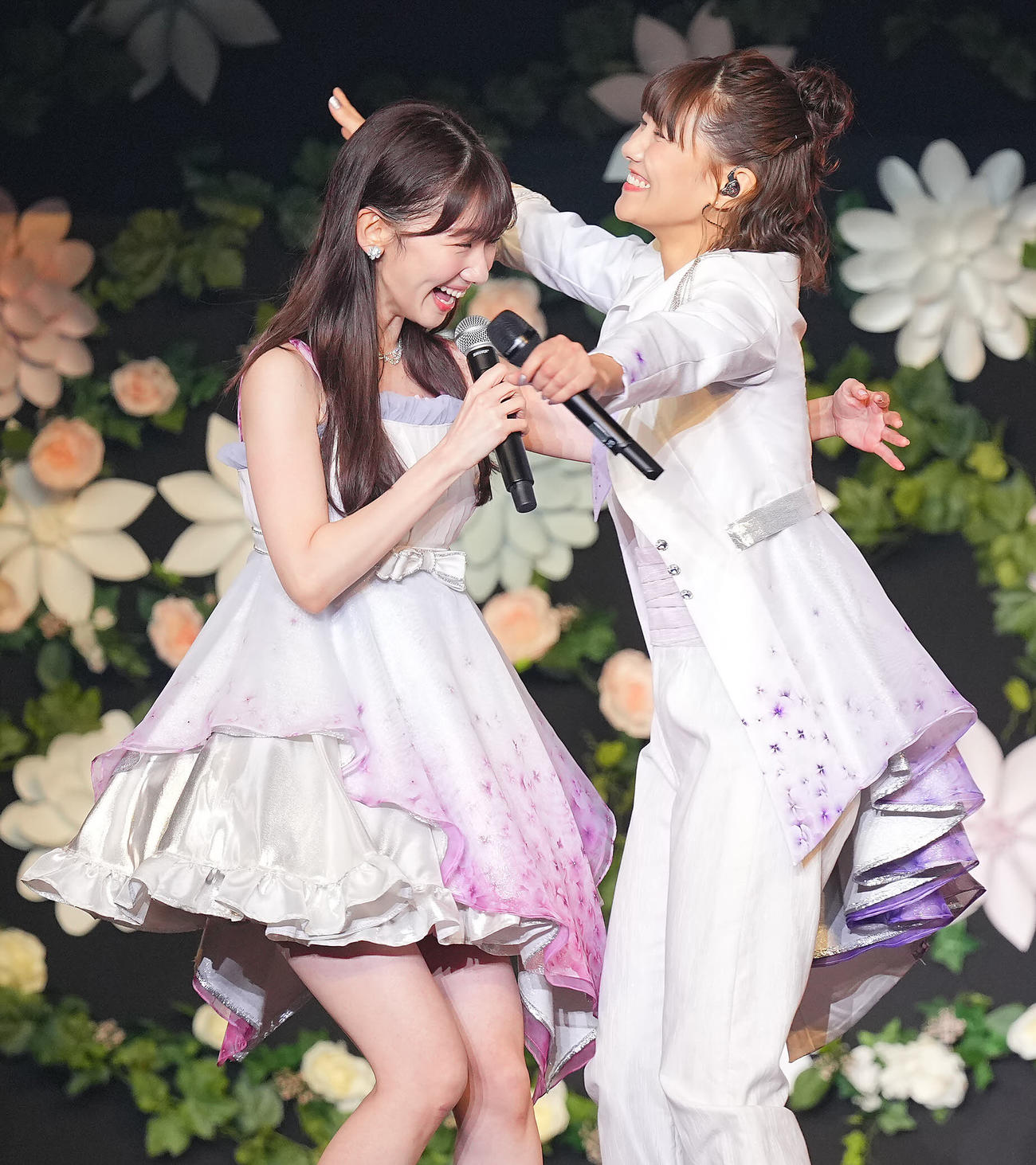 卒業コンサートでサプライズで登場した宮澤佐江（右）と抱き合う柏木由紀（撮影・垰建太）